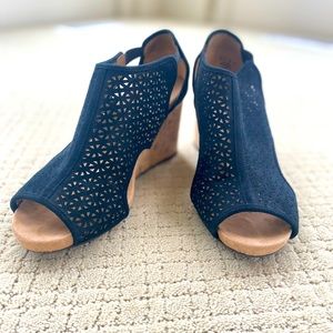 11W Life Stride Black Open Toe Wedges